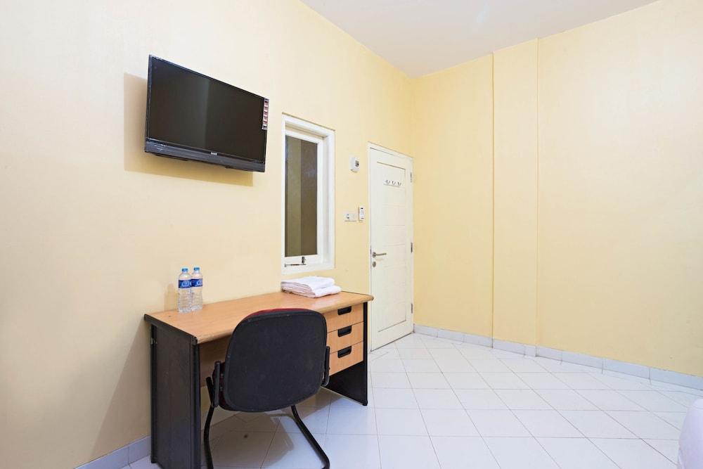 RedDoorz near Halim Perdanakusuma