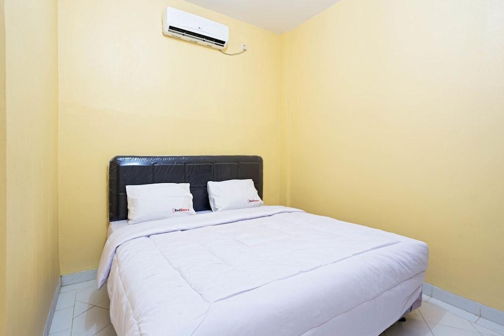 RedDoorz near Halim Perdanakusuma