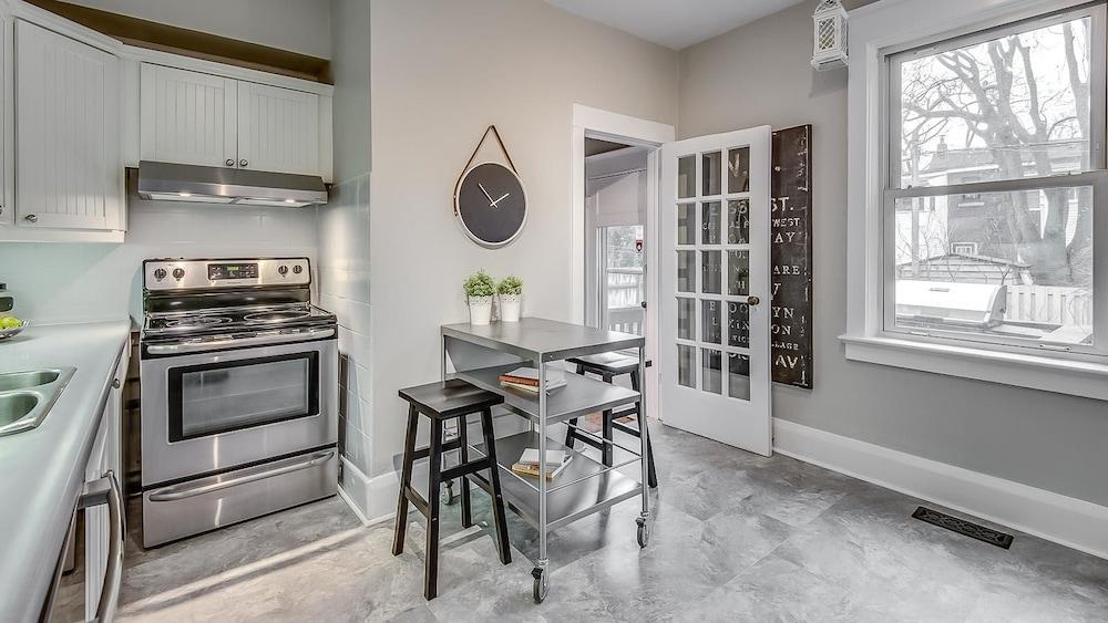 Applewood Suites - Danforth Avenue