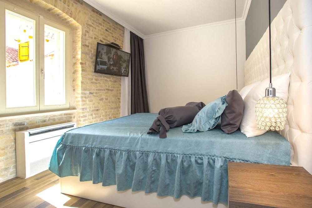 Aspalathos Residence