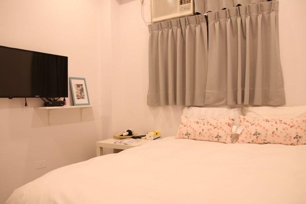 Fengjia Base14 Hostel