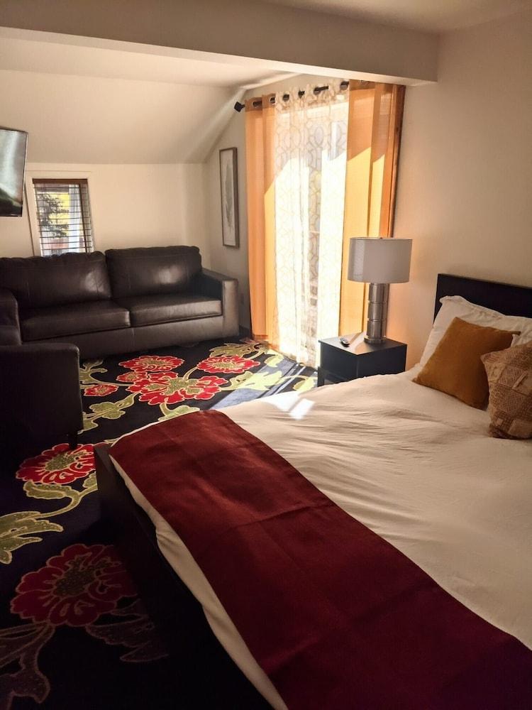 The Green Mountain Falls Lodge