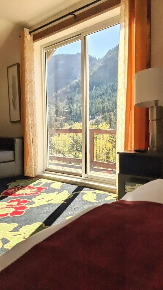 The Green Mountain Falls Lodge