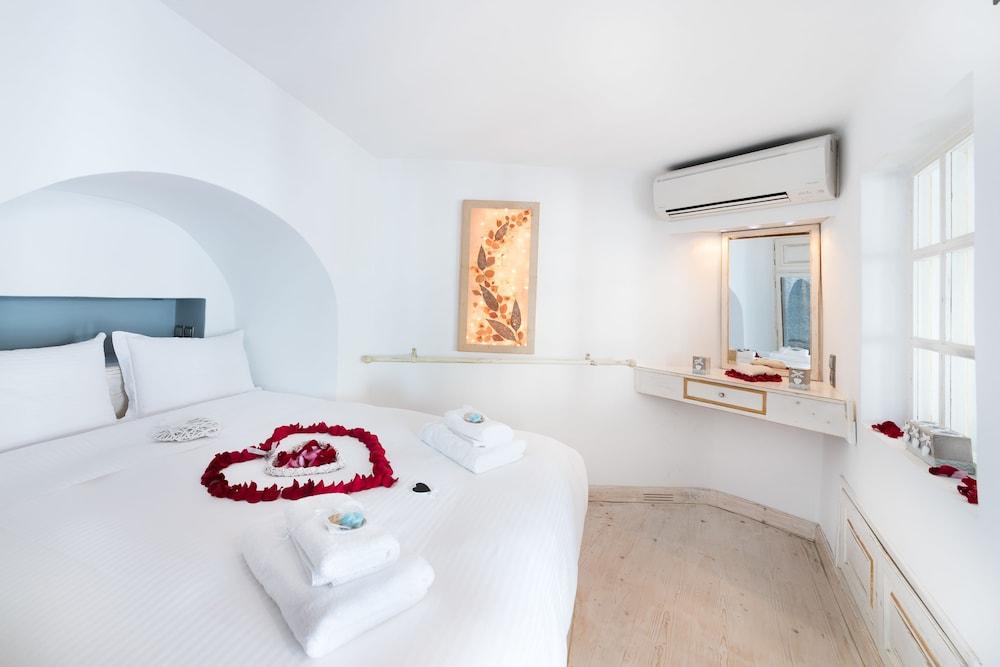 Hyperion Oia Suites