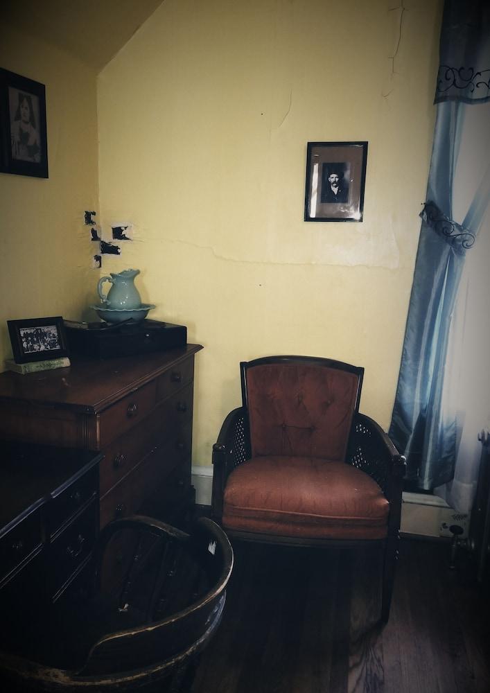 Hatfield McCoy House Inn