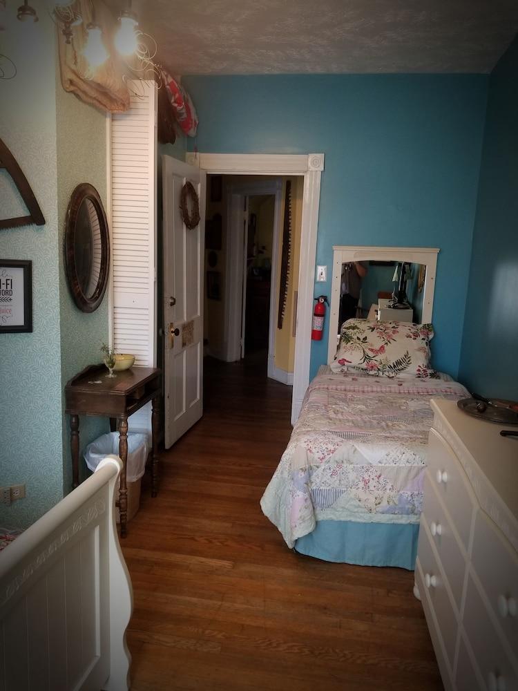 Hatfield McCoy House Inn