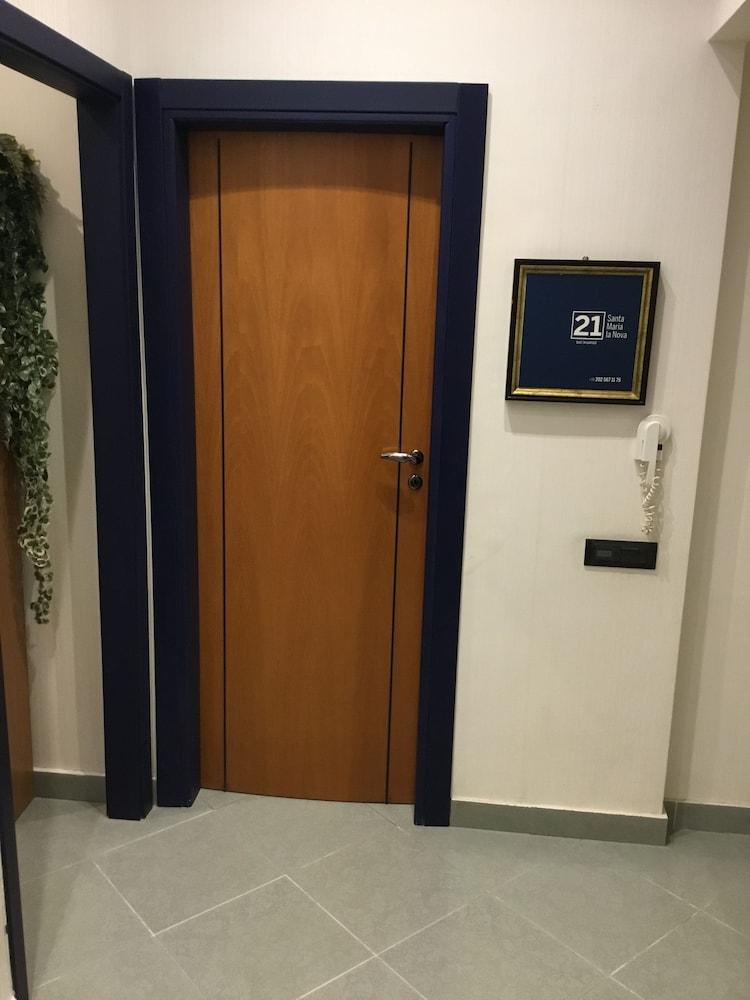 Santa Maria La Nova 21 B&B