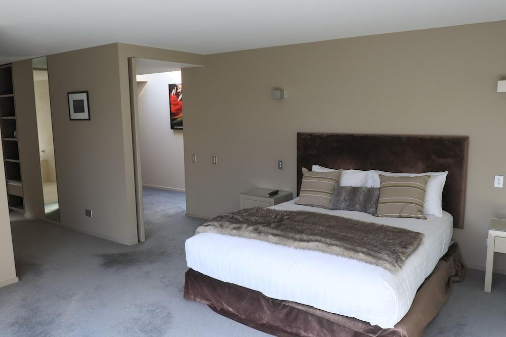 Lakeshore Springs Apartments