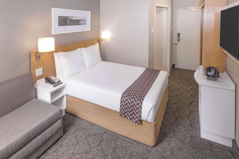 StayEasy Century City