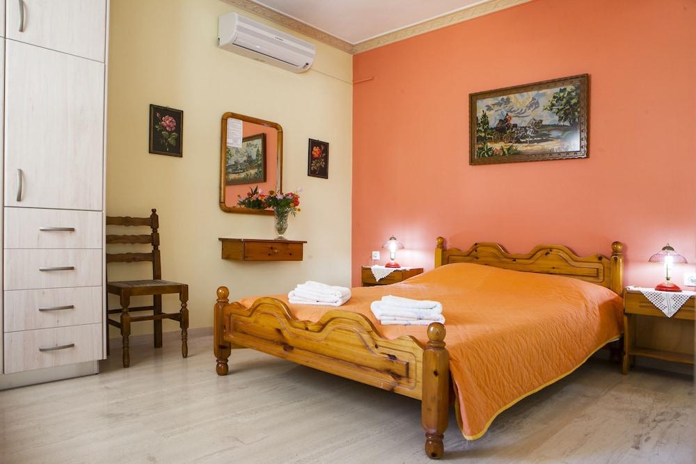 Tzivras Villa & Apartments