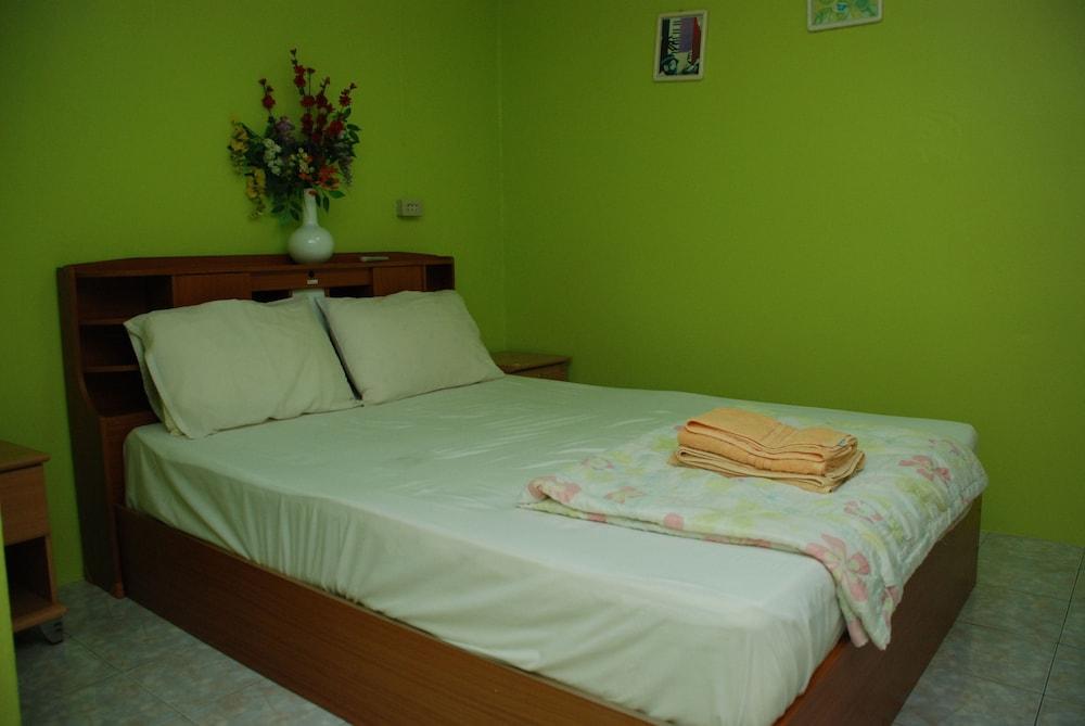 Blue Lagoon Guest House and Bar