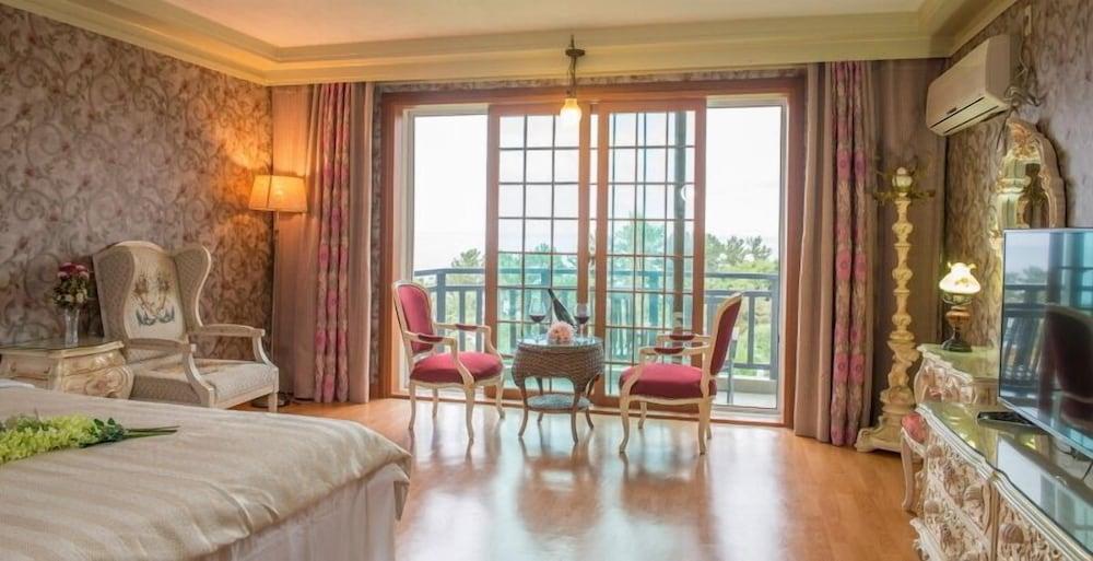 Beachside Whitehouse