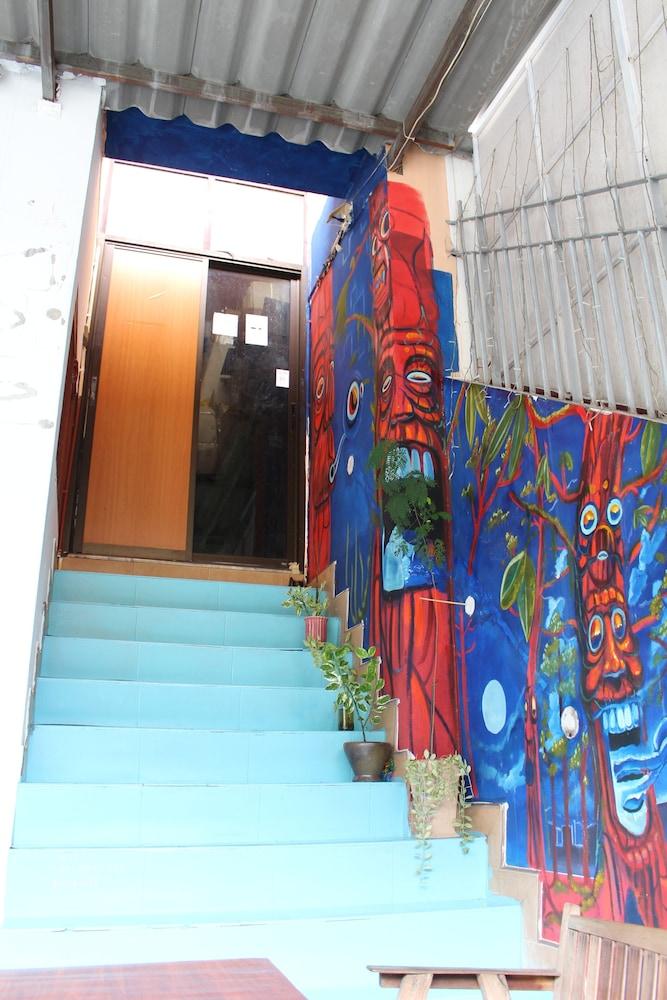 OYO 985 The Twins Hostel