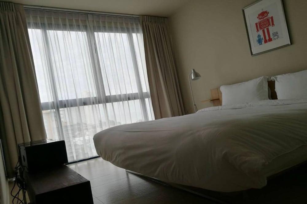 Baan Thew Talay Blue Sapphire 353