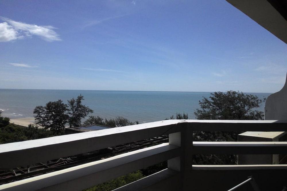 Cha-Am Grand Condotel