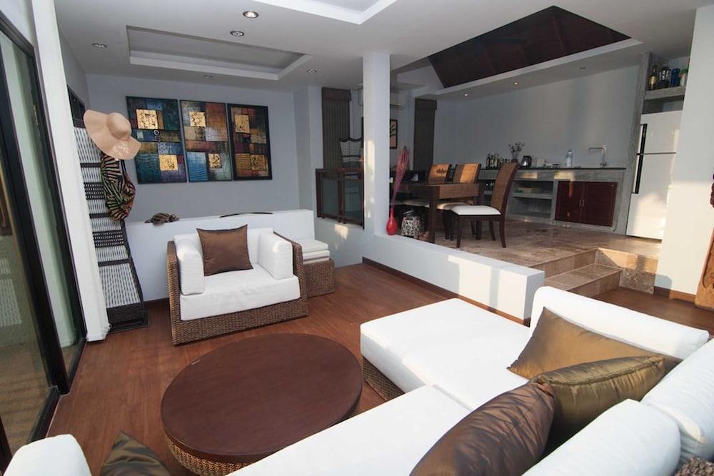 Penn Sunset Villa with Pool 10A