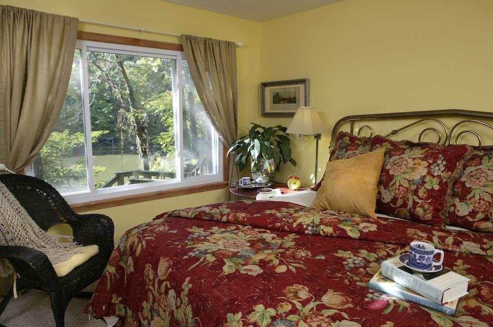 Lake Lucerne Resort & Ranch