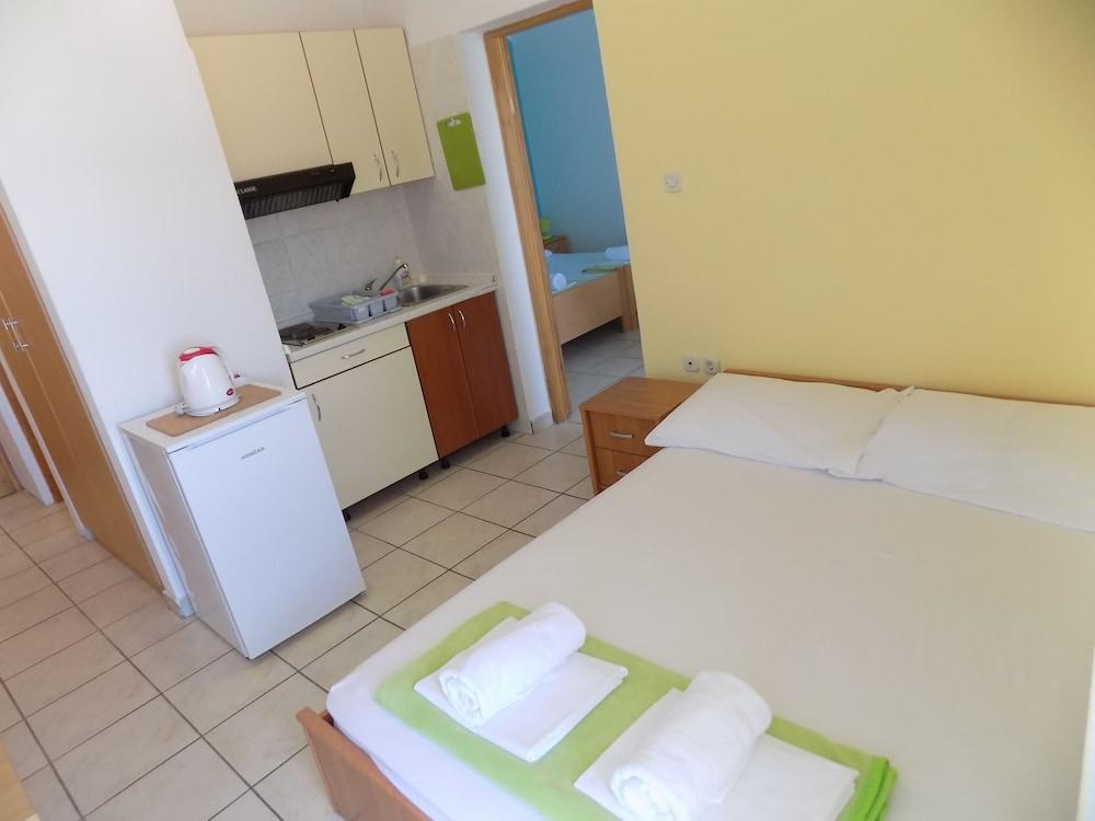 Rooms and apartments Galeb