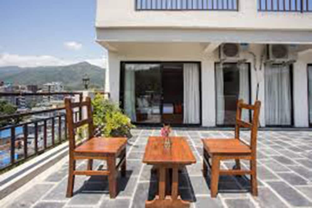 The White Lake Hotel