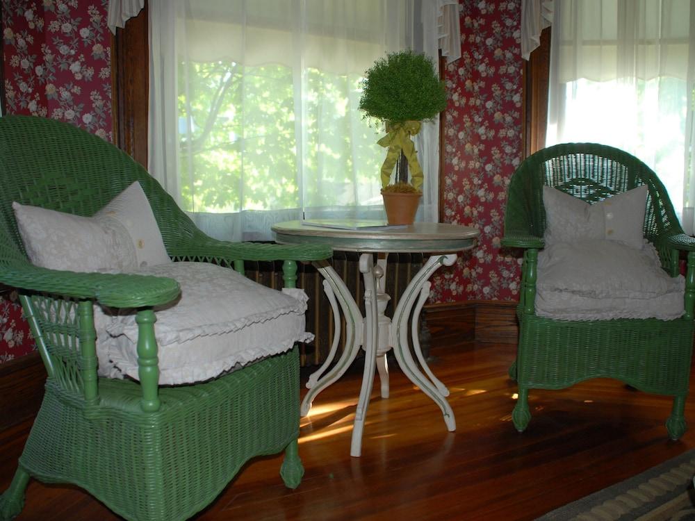 Circular Manor Bed and Breakfast