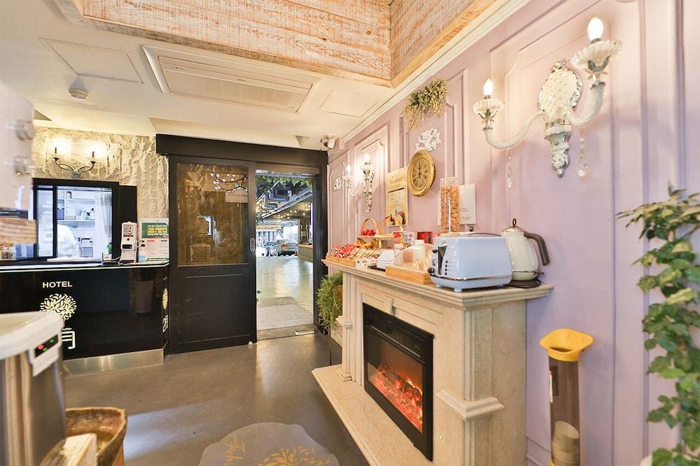 Hotel February Suseong