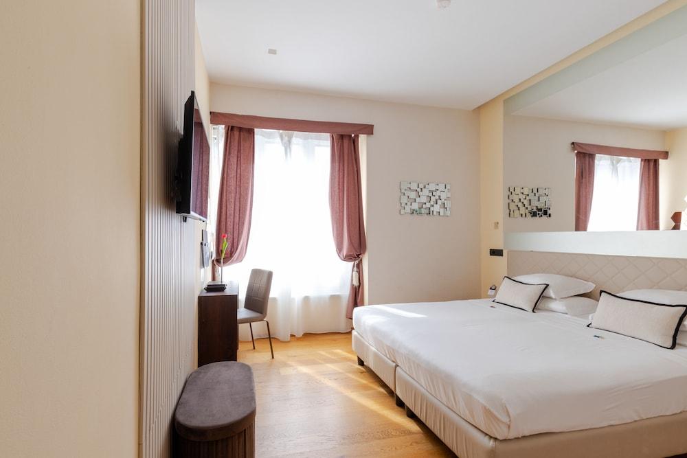 AH - Fashion District