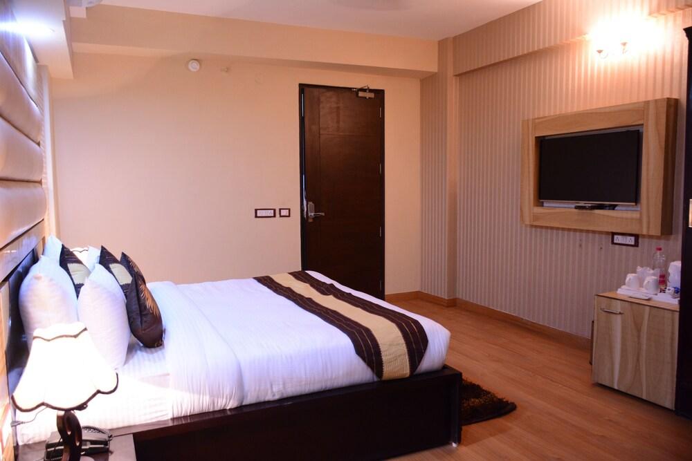 Hotel S. K Crown Park Naraina