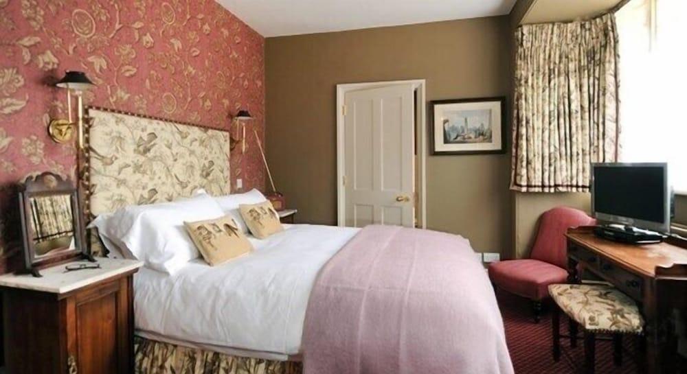 The Stag and Huntsman