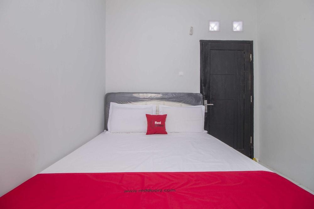 RedDoorz @ Pondok Bambu