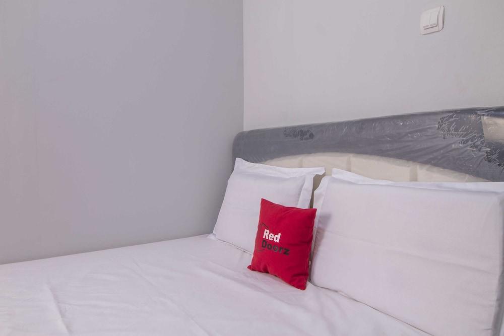 RedDoorz @ Pondok Bambu