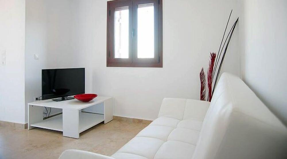 Olive Lemon-Morfi Village