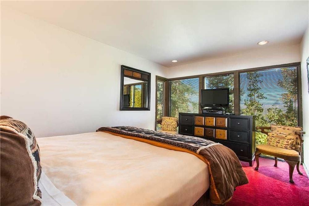 Black Bear Lodge - 5 Bedrooms Home