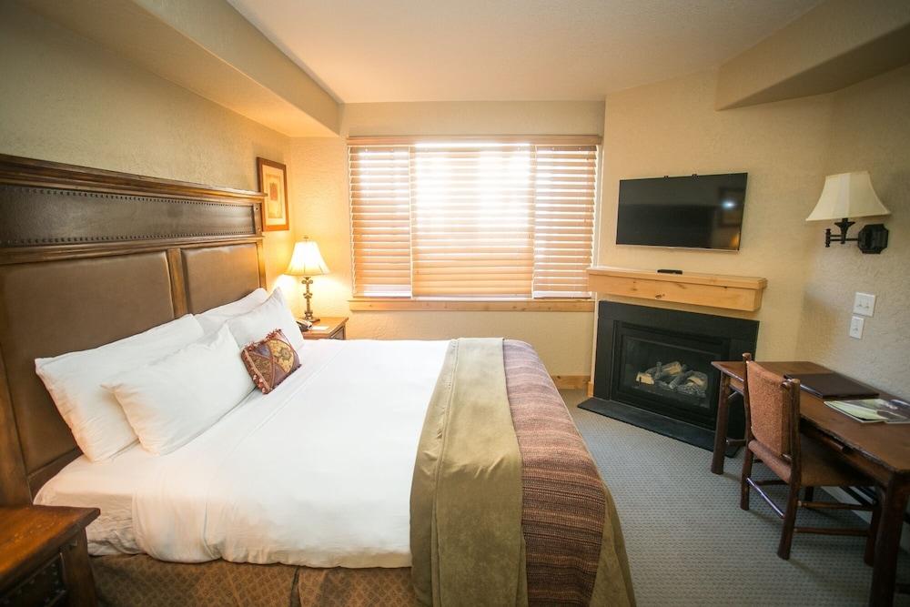 Silverado Lodge with Easy Pool Access by RedAwning