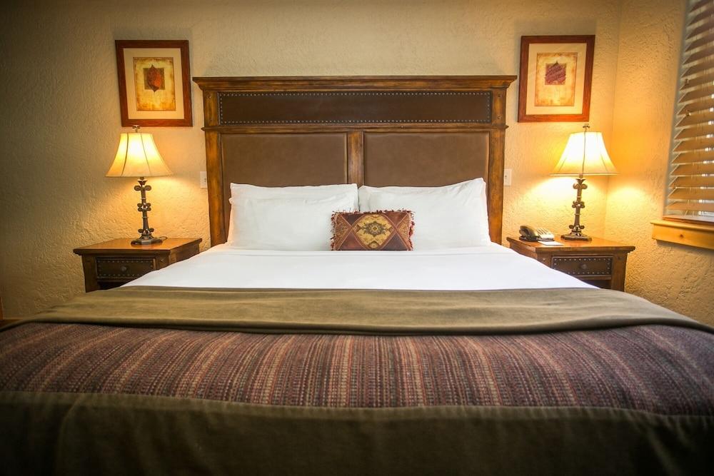 Silverado Lodge with Easy Pool Access by RedAwning