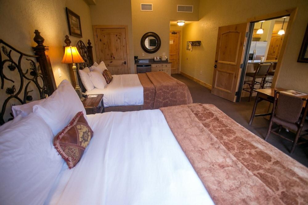 Large Condo, Steps Away from Canyons Village by RedAwning