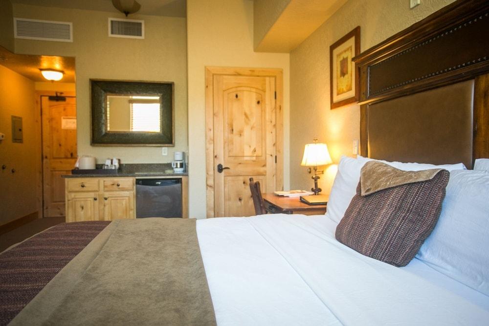 Amazing Mountain Views and Full Kitchen by RedAwning - Save 20% on 7+ Nights!