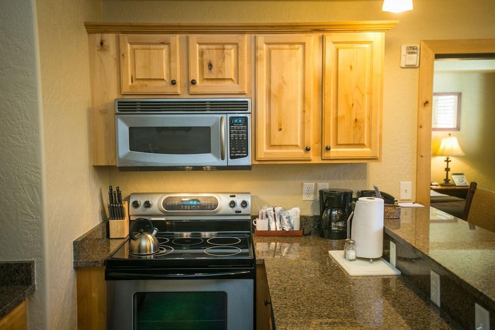 Amazing Mountain Views and Full Kitchen by RedAwning - Save 20% on 7+ Nights!