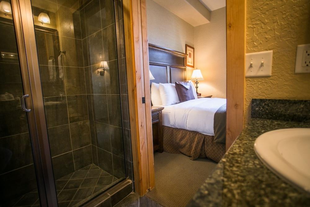 Shared Balcony Stunning Views & Steps from Slopes by RedAwning