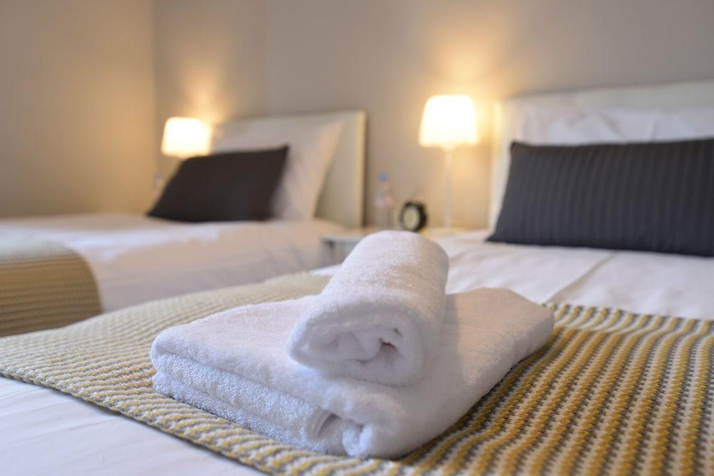 First - Meadowbank House Apartment