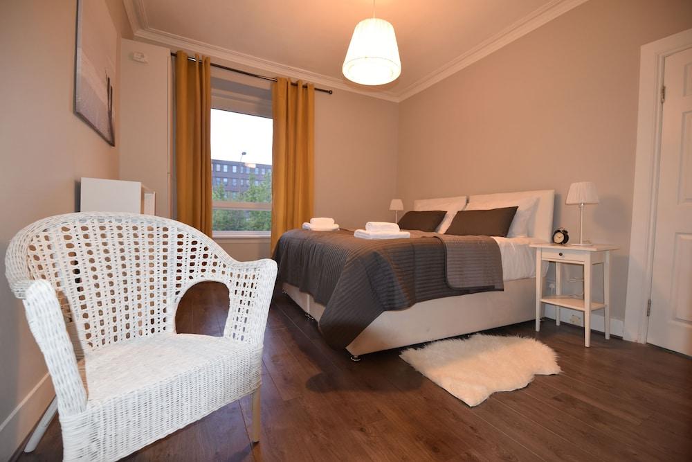 First - Meadowbank House Apartment