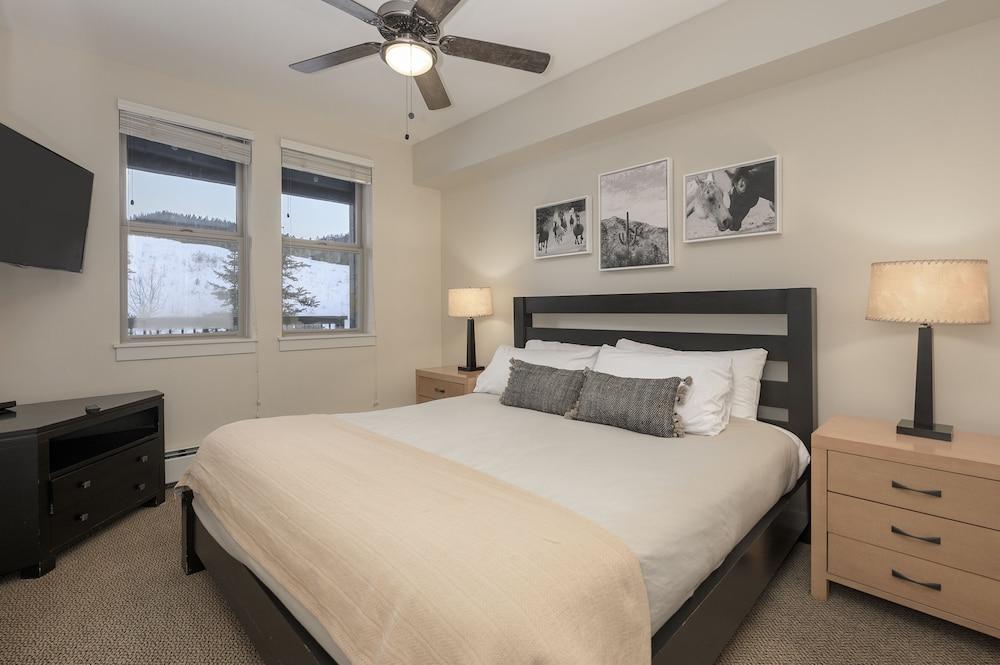 Founders Pointe 1 bedroom  Condo by RedAwning