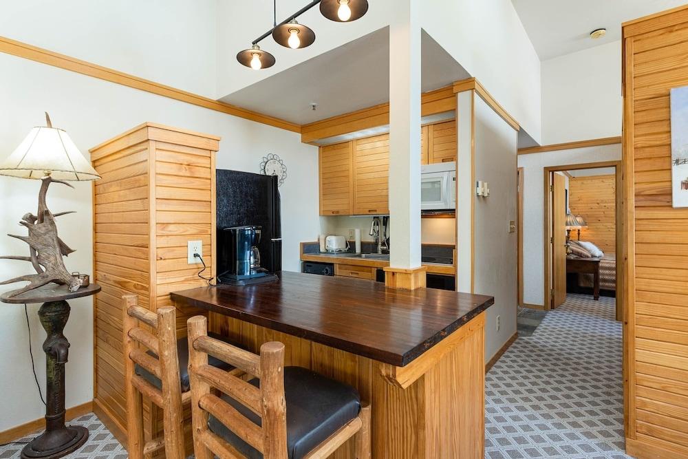 2796 Slopeside 2 Bedroom Condo by RedAwning