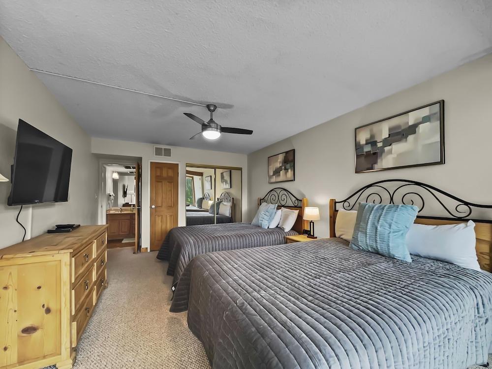 Timeless Classic Ski Condo - SH404 by RedAwning