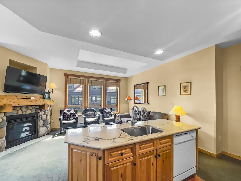 Comfortable Condo, Outstanding Location - TX414 by RedAwning