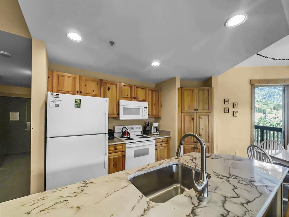 Comfortable Condo, Outstanding Location - TX414 by RedAwning