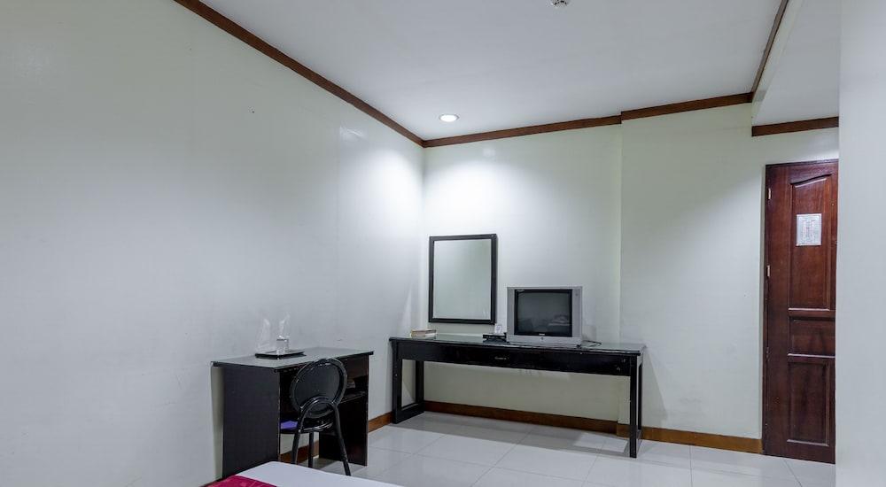 RedDoorz Check Inn Bacolod