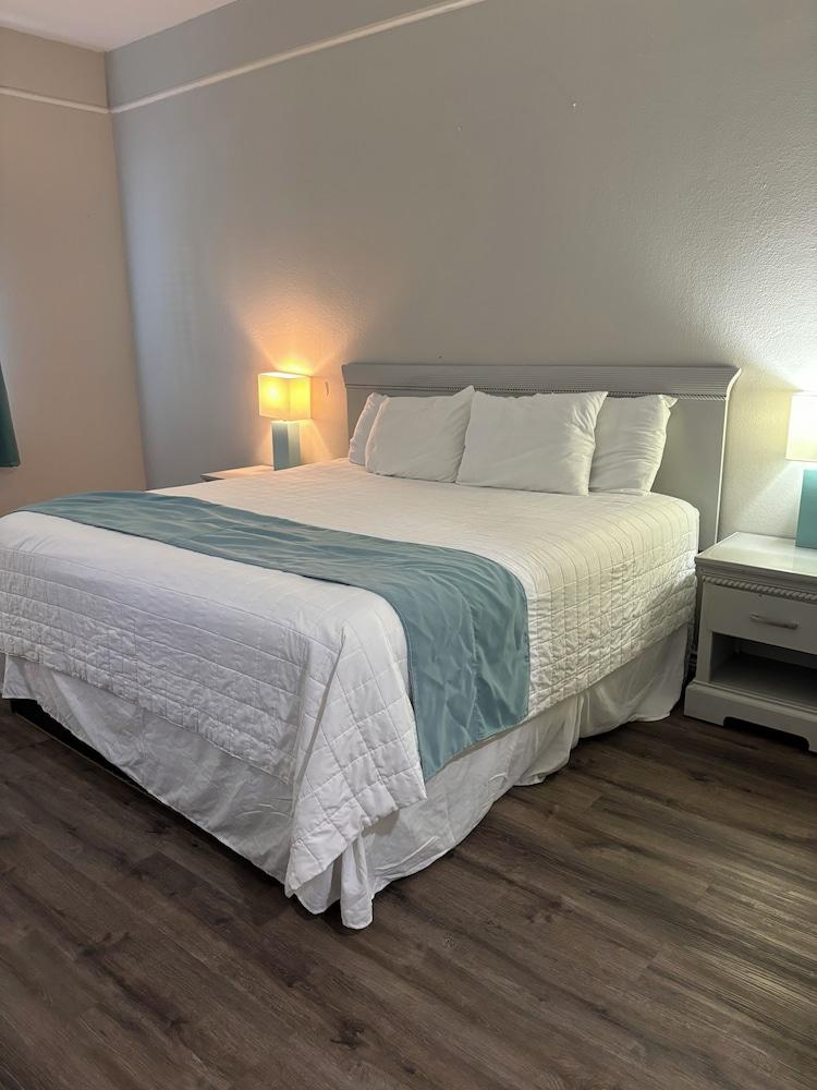 Deluxe 6 Inn & Suites