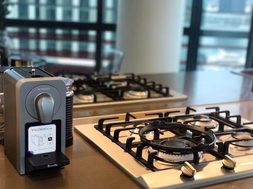 Melbourne Docklands Luxury Seaview Apartment