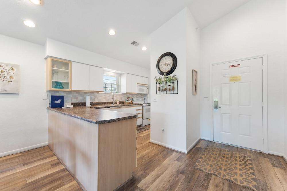 Sunset Penthouse 2 Bedroom Condo by RedAwning