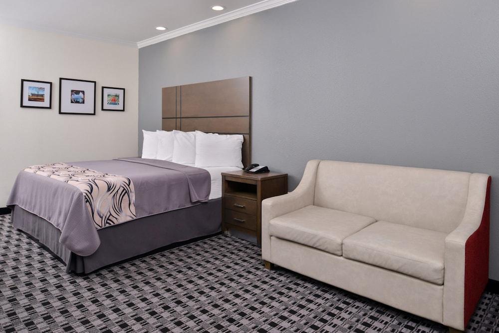 Americas Inn and Suites IAH North